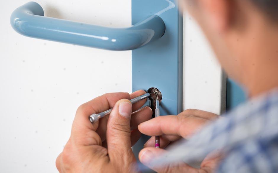 changer serrure porte d'entrée Buc